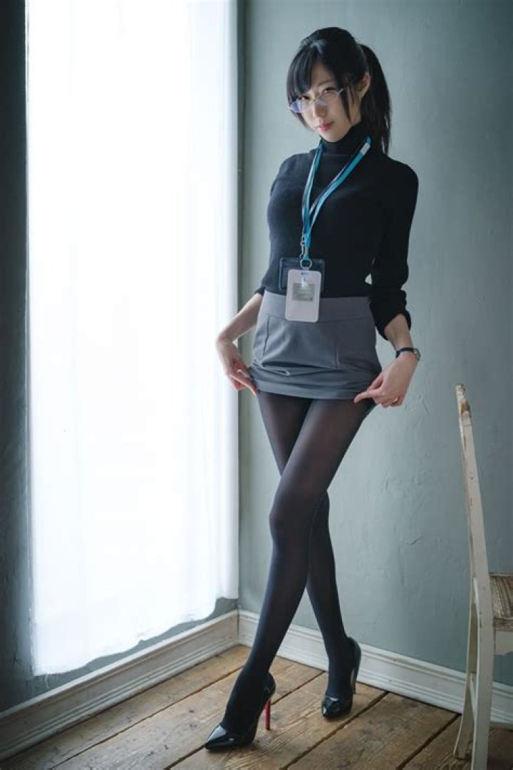 Are pantyhose back in style 2022?