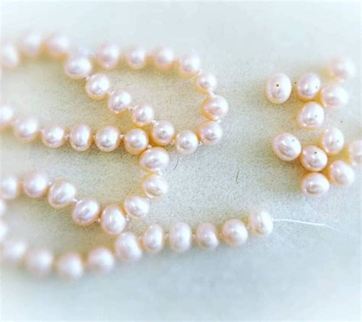 Are real pearls always knotted?
