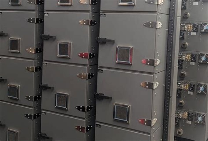 Can a microwave be used as a Faraday cage?