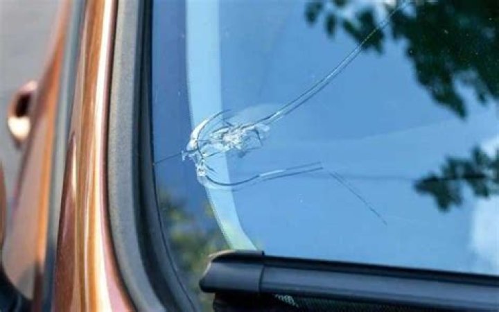 Can a windshield shatter from heat?