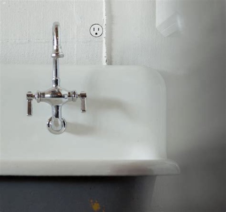 Can bathroom lights and outlets be on same circuit?