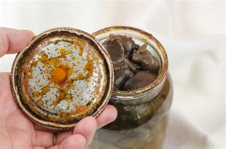Can botulism survive in vinegar?