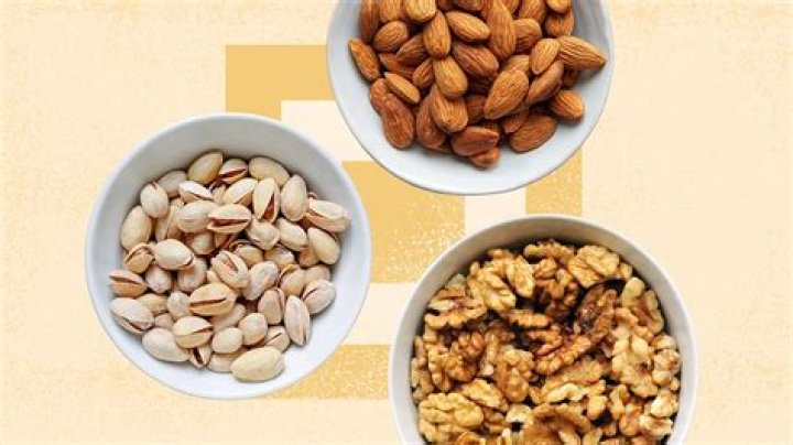 Can I eat almonds and walnuts together?