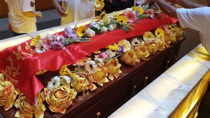 Can I wear white to a Chinese funeral?