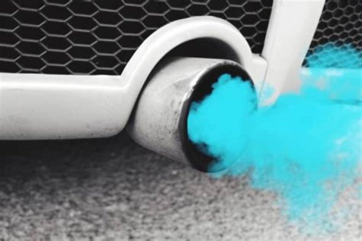 Can injectors cause blue smoke?