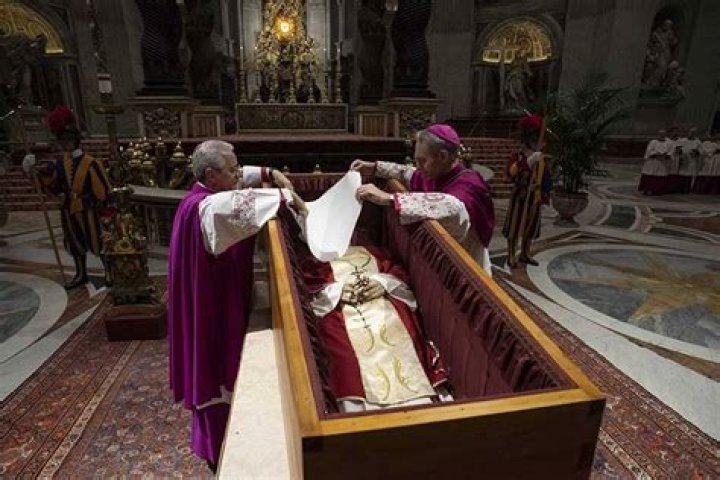 Can two people be buried in a coffin together?
