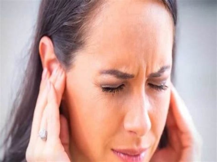 Can vitamin B12 cause ringing in the ears?