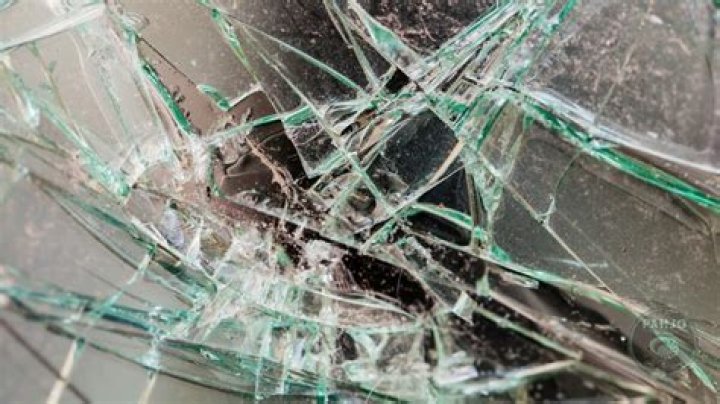 Can you glue cracked glass?