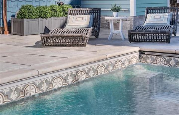Can you install pool coping in the rain?