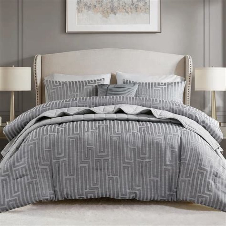 Can you put a king size comforter in a queen duvet?