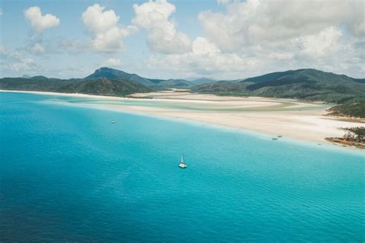 Can you take your own boat to Whitehaven Beach?