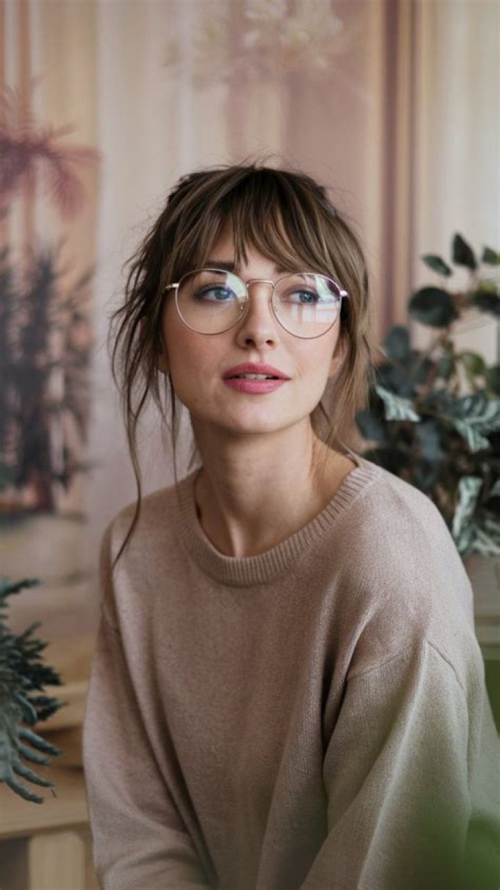 Can you wear bangs with glasses?