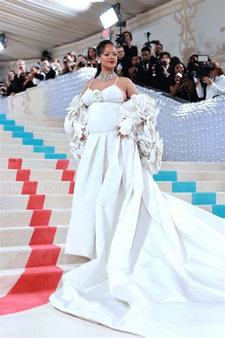 Did Rihanna go to prom?