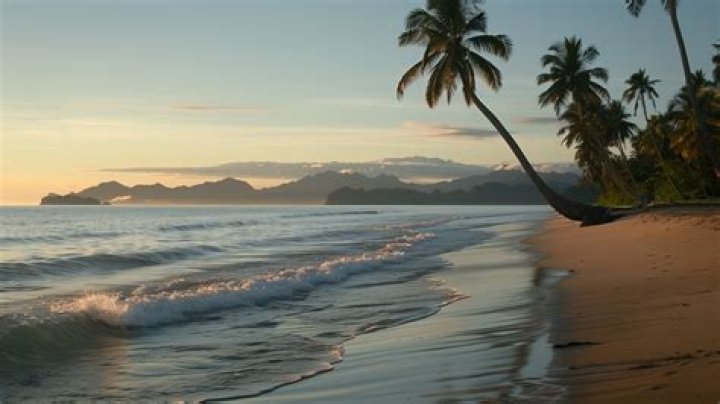Do Belize beaches have waves?