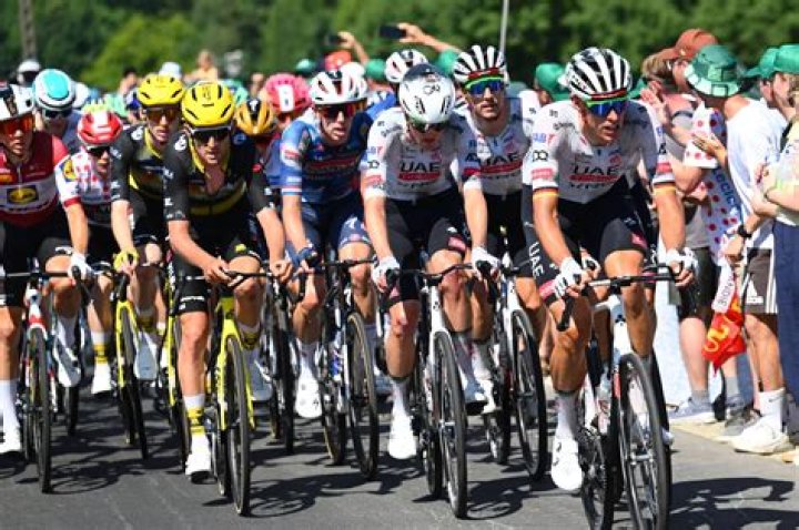 Do cyclists sleep during Tour de France?