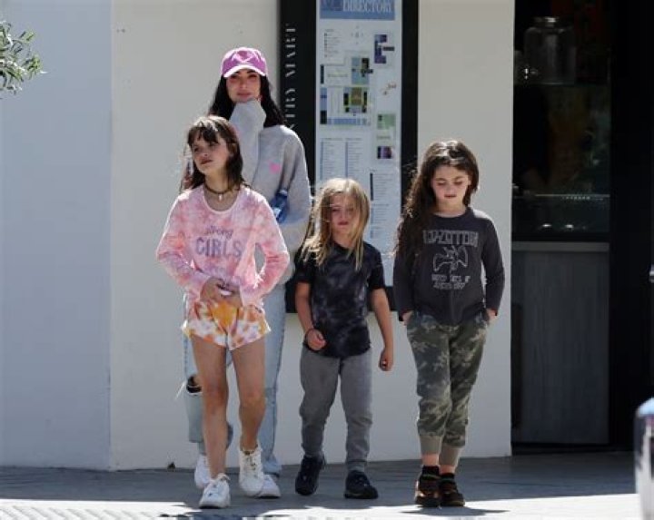 Do men prefer to have sons or daughters?