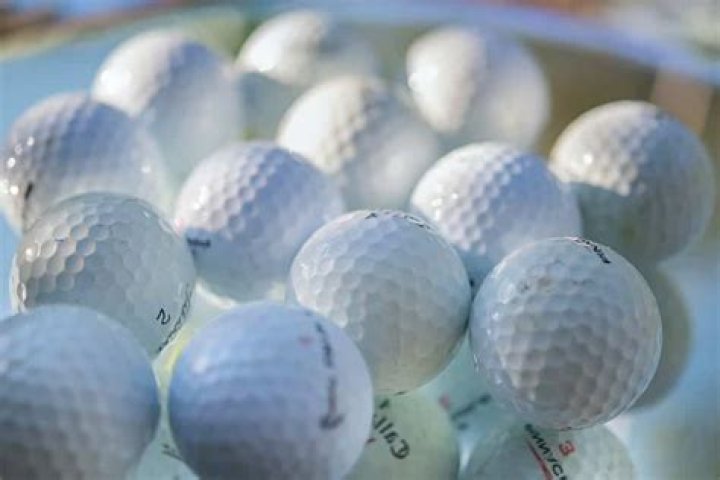 Do pro golfers use a new ball on each hole?