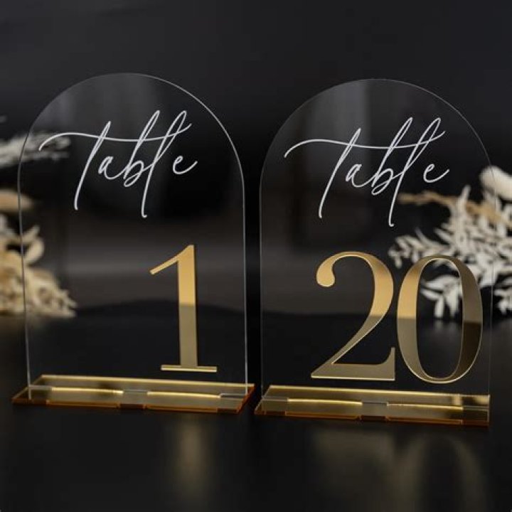 Do you need table numbers at a wedding?