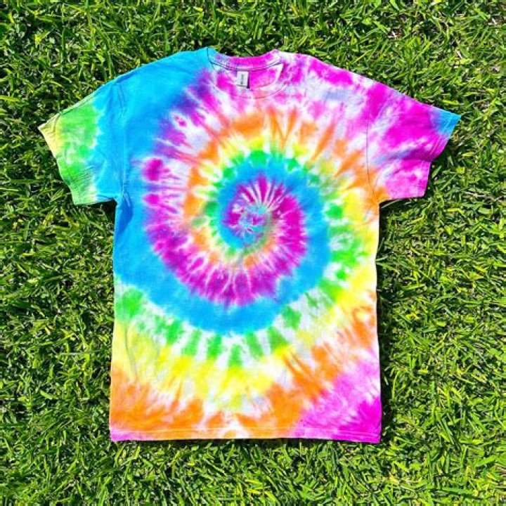 Do you rinse tie-dye with rubber bands on?