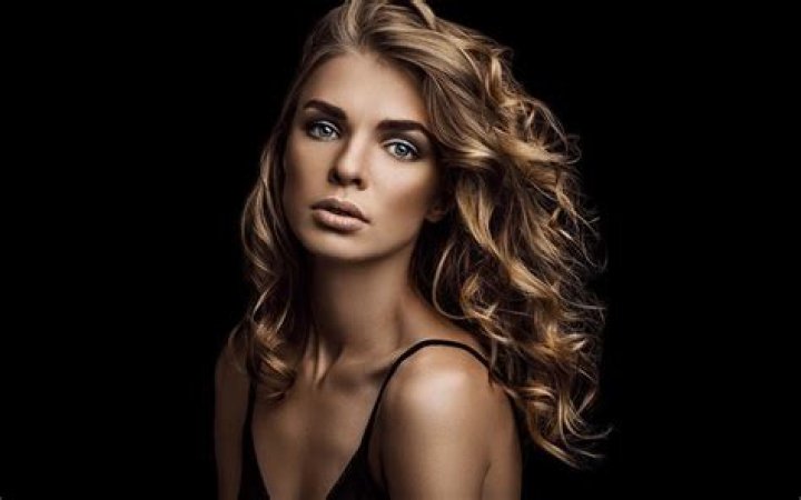 Does dark hair make you look younger?