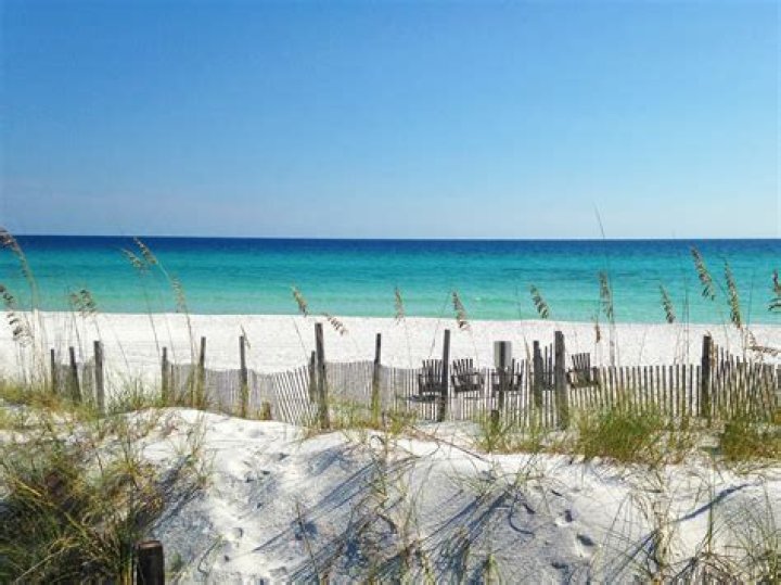 Does Gulf Shores have white sand?