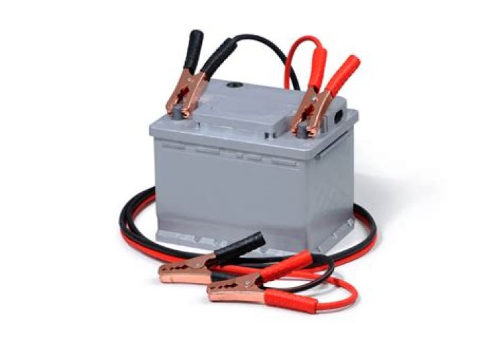 Does idling car drain battery?