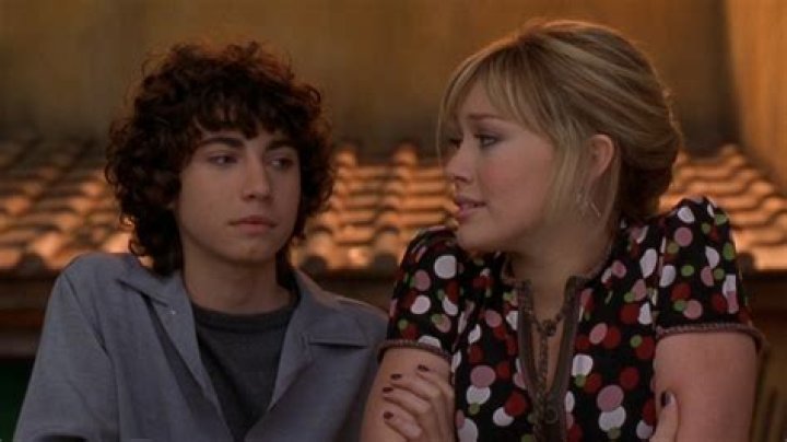 Does Lizzie and Mg get together in season 3?