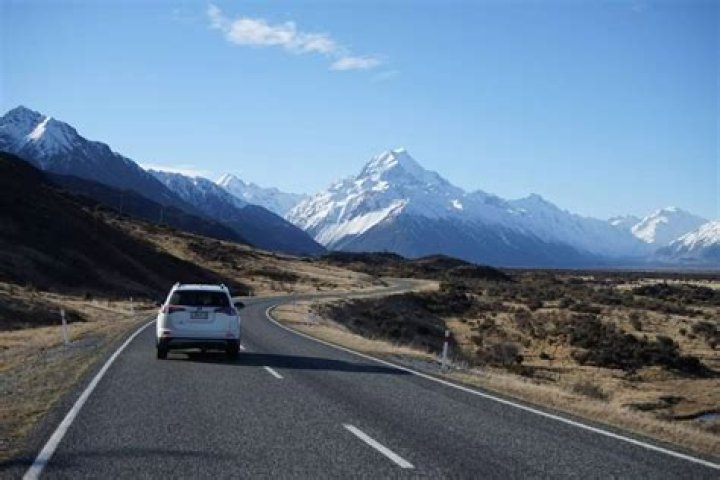 Does New Zealand drive on the right?