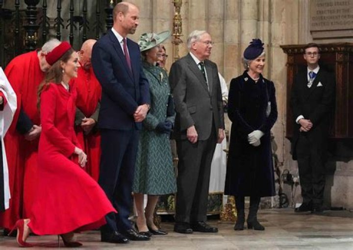 Does Pippa have to curtsy to Kate?