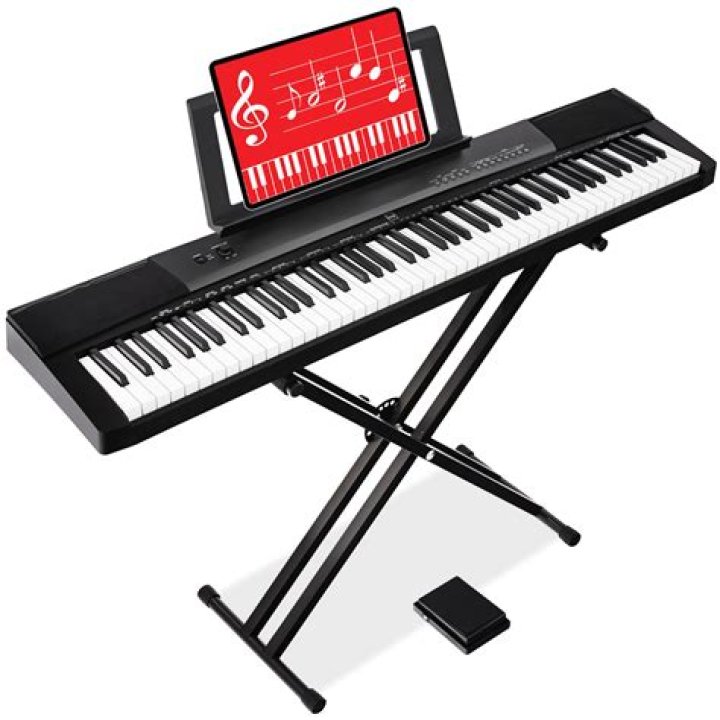 Does sayori play piano?