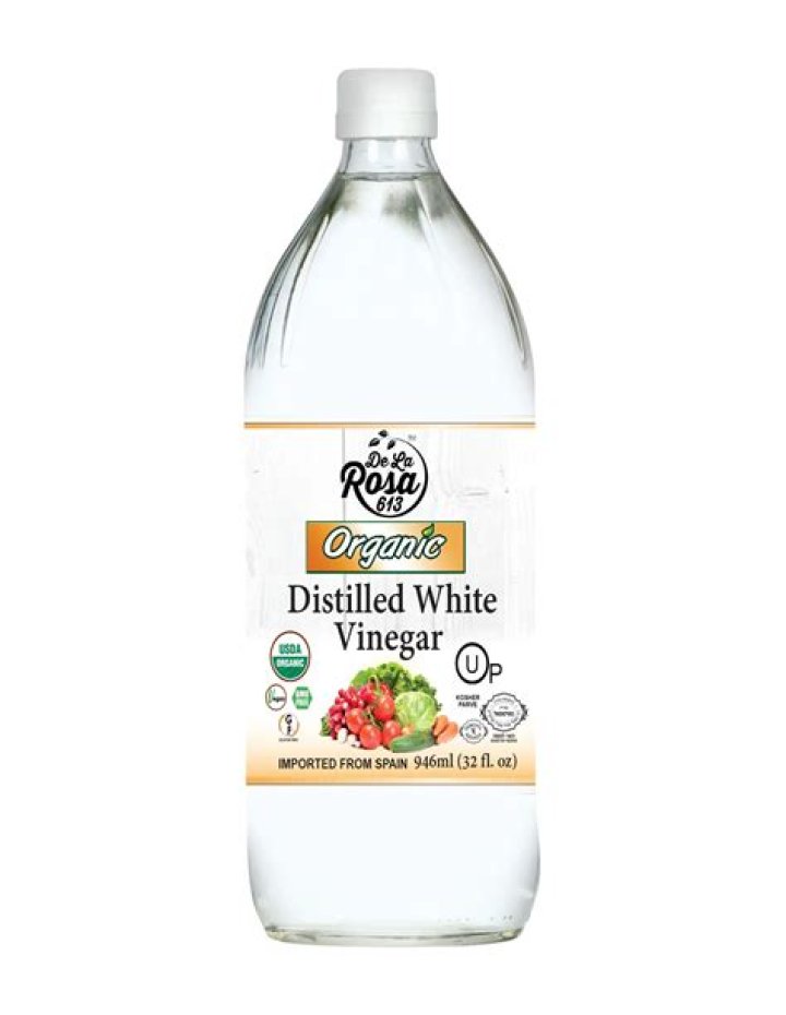 Does white distilled vinegar kill mold?