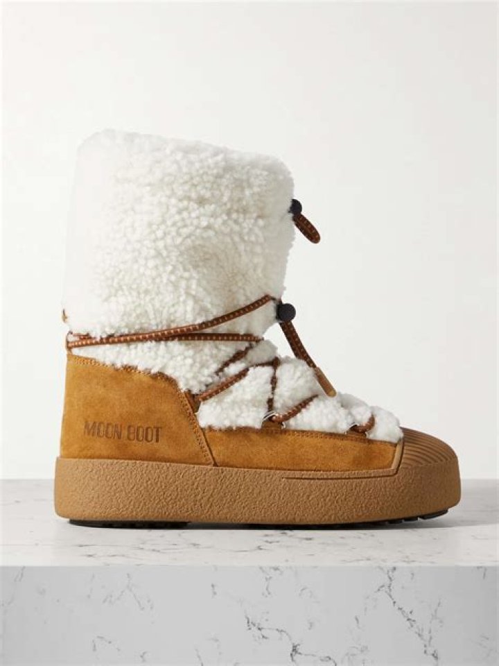 How are snow boots supposed to fit?