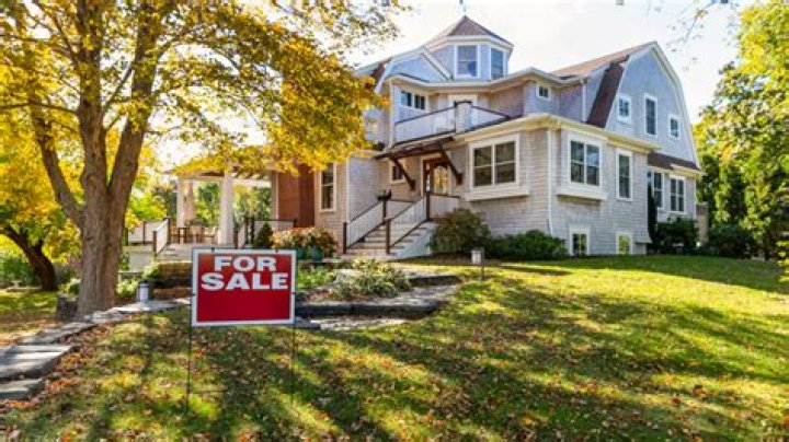 How can I avoid stress when selling a house?