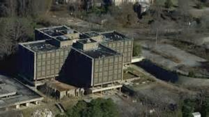 How did Leah get the phone in The Wilds?