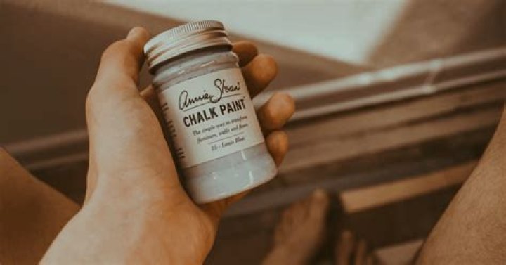 How long should you let chalk paint dry before waxing?