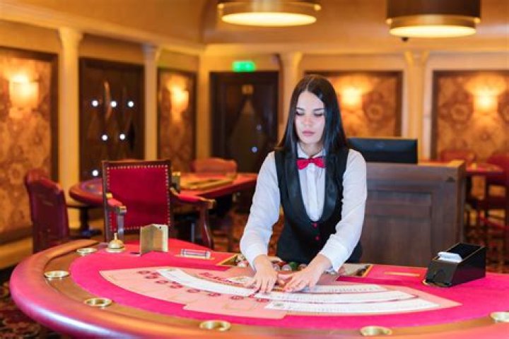 How much casino dealers make in tips?