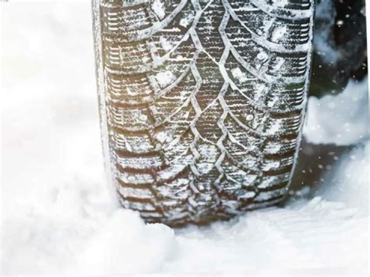 Is AWD or FWD better for snow?