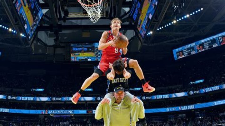 Is it easier to dunk off one foot?