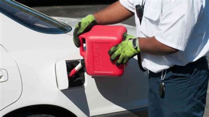 Is it OK to mix old gas with new gas?