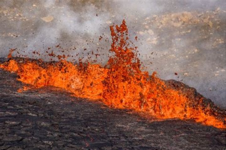 Is lighting hotter than lava?