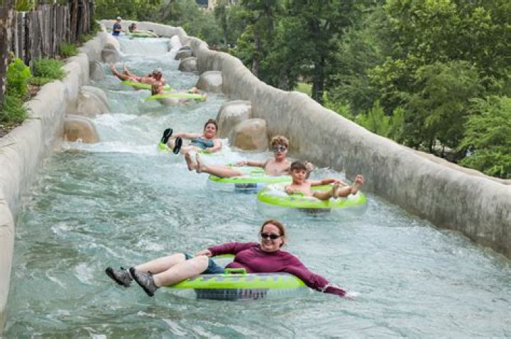 Is Schlitterbahn the largest water park?