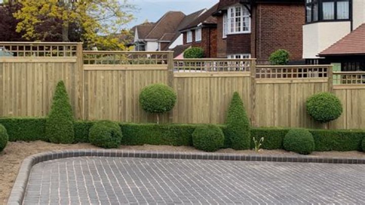 Is there a height limit for garden fences UK?