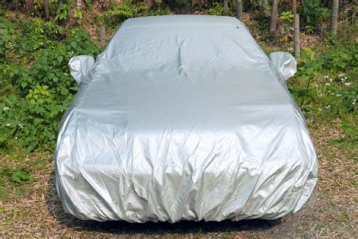 Should a car cover be left on in the rain?