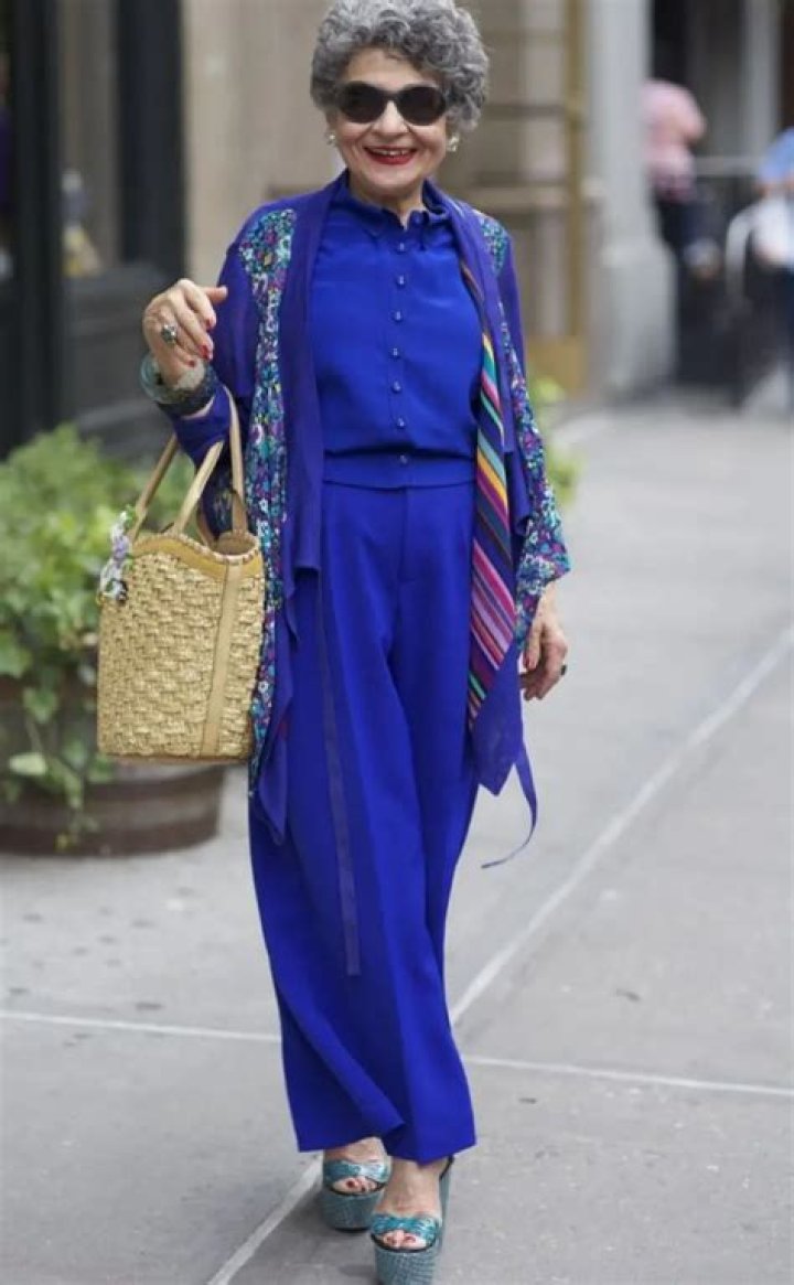 Should an 80 year old woman wear leggings?