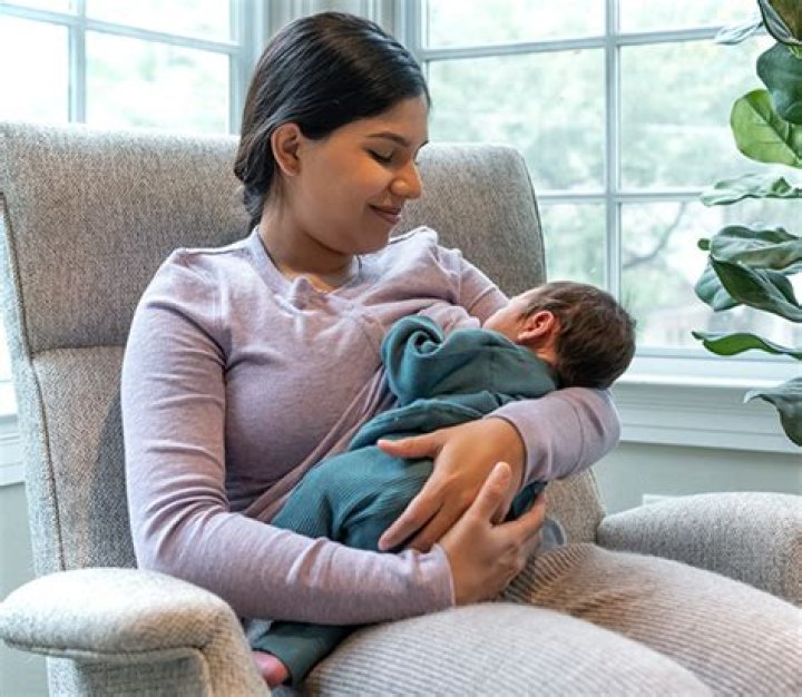Should you squeeze your breast while breastfeeding?