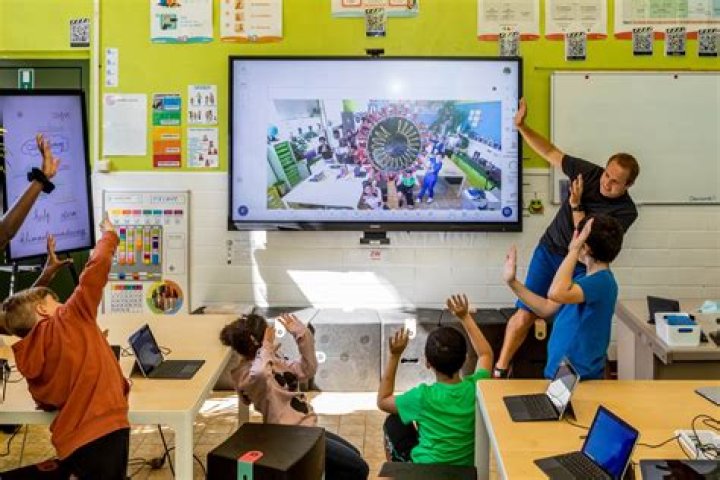 What are some ways teachers can assess students in the classroom to include reading and writing?