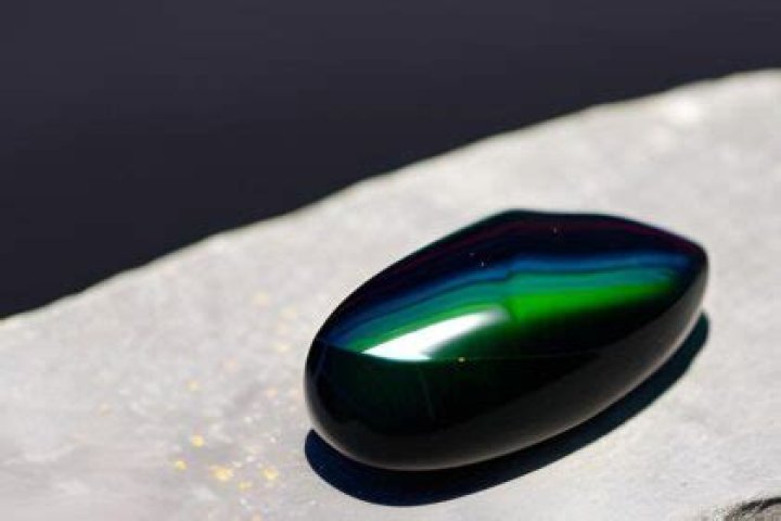 What causes rainbow obsidian?