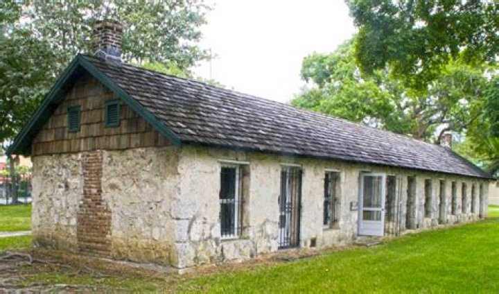 What did slaves houses look like?