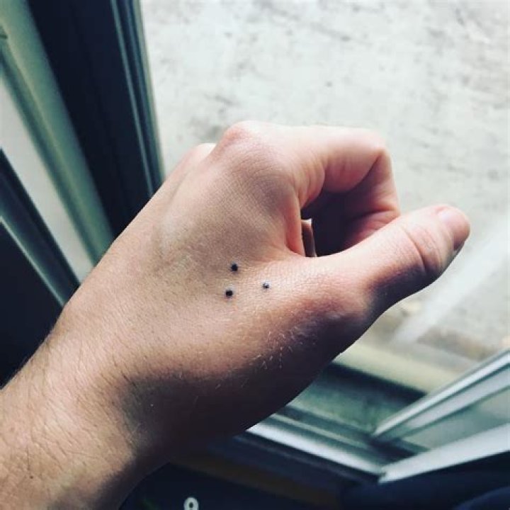 What does 3 dots tattooed on your face mean?