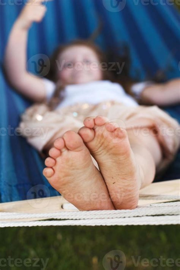 What does small feet mean on a girl?